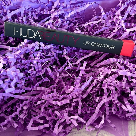 Huda Beauty Lip Contour Lip Liner in Heartbreaker - Picture 13 of 13